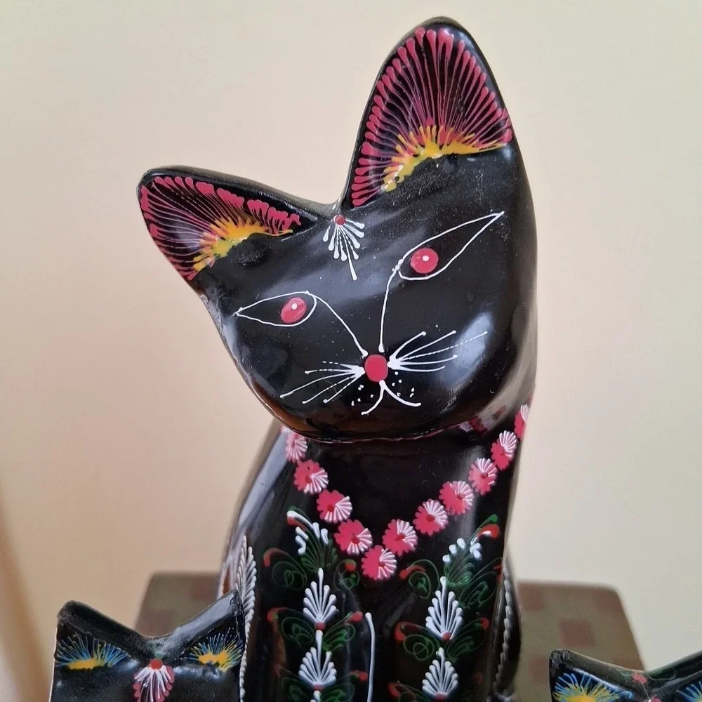 Set Of 3 Wood Carved Handpainted Cats. Vintage. Thailand.